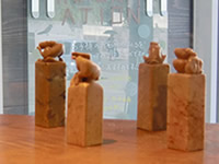 篆刻家が落款印をお作ります